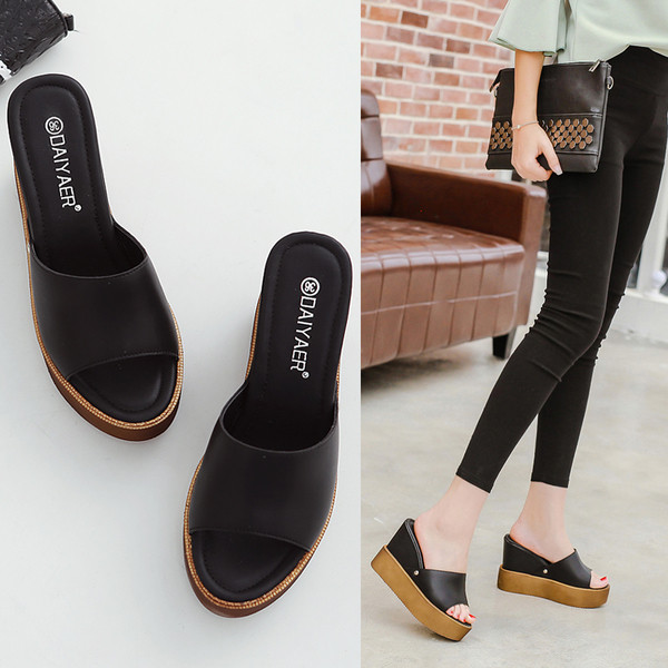 Καθημερινέςγυναικείες παντόφλες σε λευκή και μαύρη πλατφόρμα