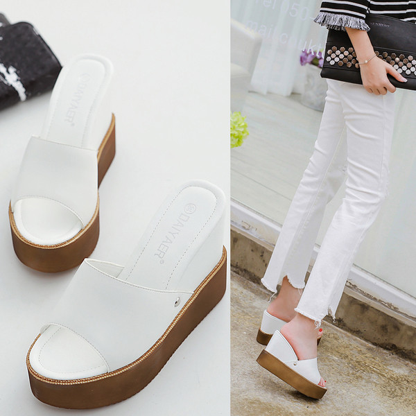 Καθημερινέςγυναικείες παντόφλες σε λευκή και μαύρη πλατφόρμα