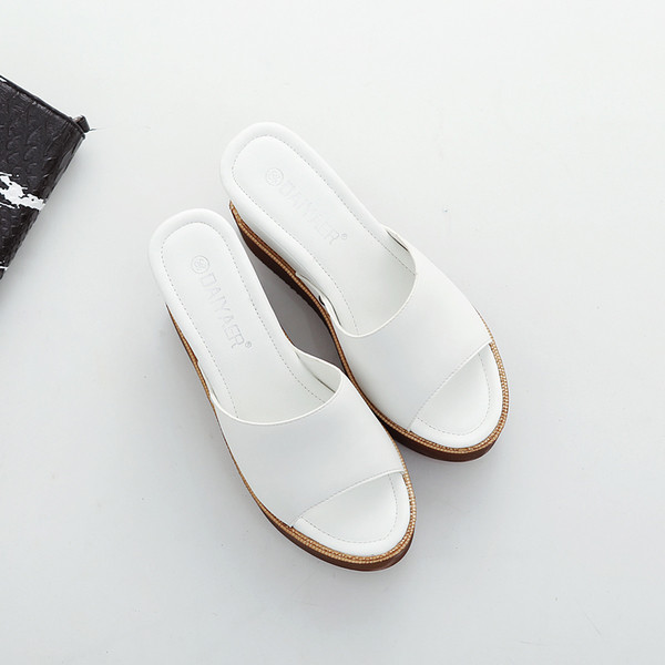 Καθημερινέςγυναικείες παντόφλες σε λευκή και μαύρη πλατφόρμα