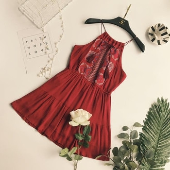 Rochie casual casual de dama cu broderie in alb, negru si rosu