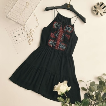 Rochie casual casual de dama cu broderie in alb, negru si rosu