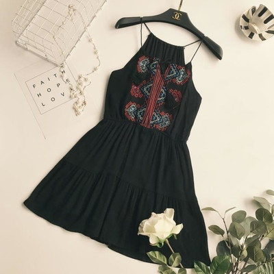 Rochie casual casual de dama cu broderie in alb, negru si rosu