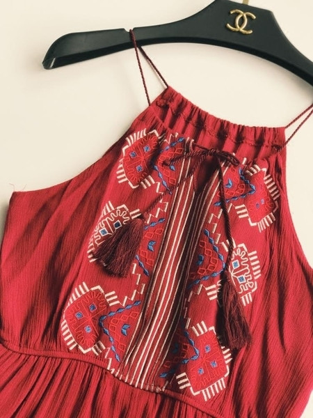 Casual γυναικείο φόρεμα με κεντήματα σε λευκό, μαύρο και κόκκινο χρώμα