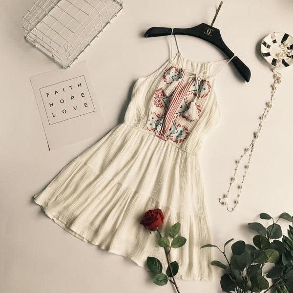 Casual γυναικείο φόρεμα με κεντήματα σε λευκό, μαύρο και κόκκινο χρώμα