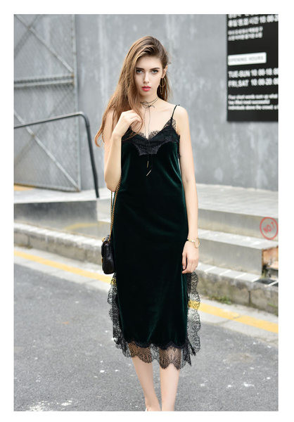 Εξαιρετικό γυναικείο φόρεμα βελούδου με λεπτούς ιμάντες σε μαύρο και πράσινο χρώμα