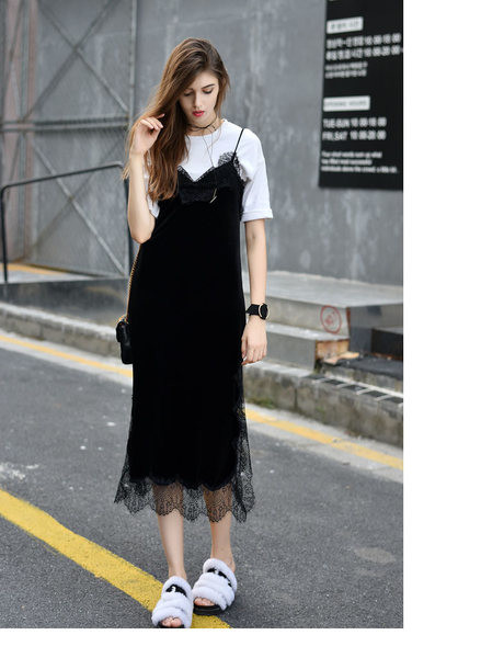 Εξαιρετικό γυναικείο φόρεμα βελούδου με λεπτούς ιμάντες σε μαύρο και πράσινο χρώμα