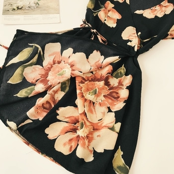 O rochie eterică de damă cu motiv floral