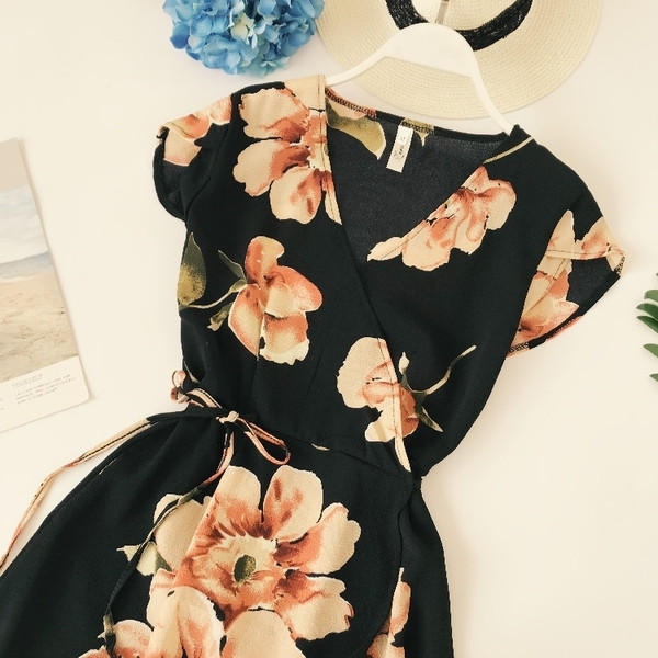 Κομψό γυναικείο φόρεμα με floral μοτίβο