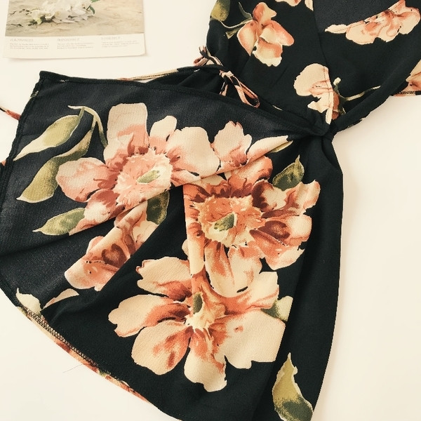 Κομψό γυναικείο φόρεμα με floral μοτίβο