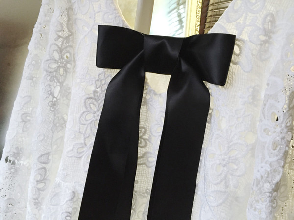 Γυναικέιο φόρεμα από δαντέλα με λευκή κορδέλα