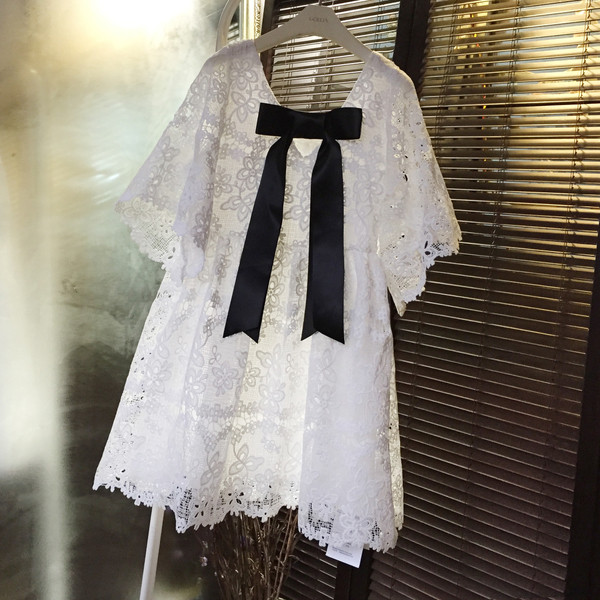 Γυναικέιο φόρεμα από δαντέλα με λευκή κορδέλα