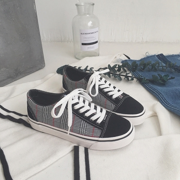 Κομψά γυναικεία πάνινα παπούτσια, δύο μοντέλα