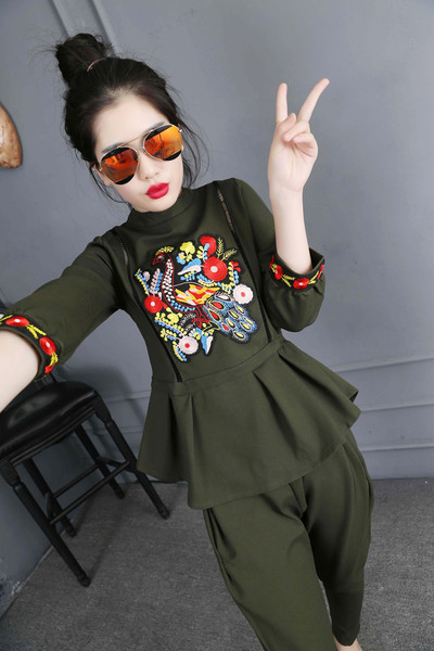 Κομψό γυναικείο σύνολο με κεντήματα σε πολλά χρώματα