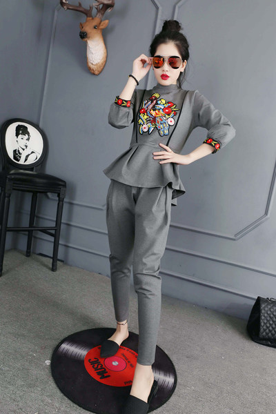 Κομψό γυναικείο σύνολο με κεντήματα σε πολλά χρώματα