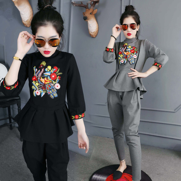 Κομψό γυναικείο σύνολο με κεντήματα σε πολλά χρώματα