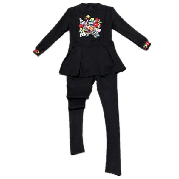 Κομψό γυναικείο σύνολο με κεντήματα σε πολλά χρώματα