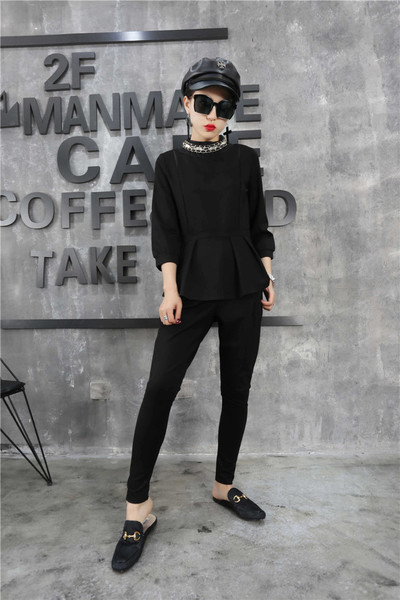 Κομψό γυναικείο σύνολο με κολάρο σε σχήμα O και πέτρες σε διάφορα χρώματα