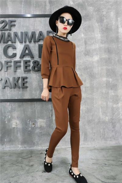 Κομψό γυναικείο σύνολο με κολάρο σε σχήμα O και πέτρες σε διάφορα χρώματα