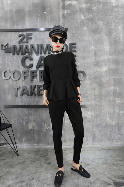 Κομψό γυναικείο σύνολο με κολάρο σε σχήμα O και πέτρες σε διάφορα χρώματα