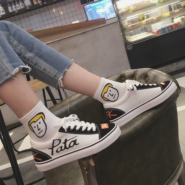 Κομψά γυναικεία αθλητικά παπούτσια με γκράφιτι σε μαύρο και άσπρο χρώματα