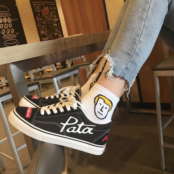 Κομψά γυναικεία αθλητικά παπούτσια με γκράφιτι σε μαύρο και άσπρο χρώματα