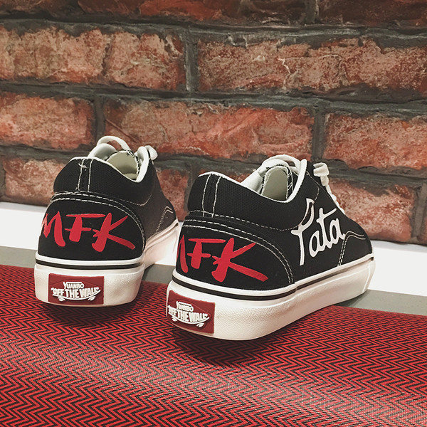 Κομψά γυναικεία αθλητικά παπούτσια με γκράφιτι σε μαύρο και άσπρο χρώματα