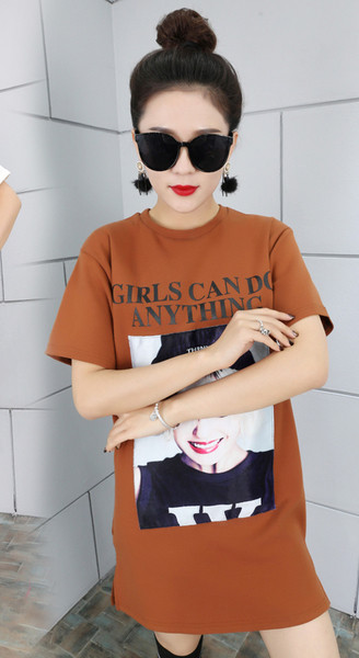 Αθλητικό γυναικείο μπλουζάκι σε χαλαρό στιλ με εκτύπωση και επιγραφή σε διάφορα χρώματα