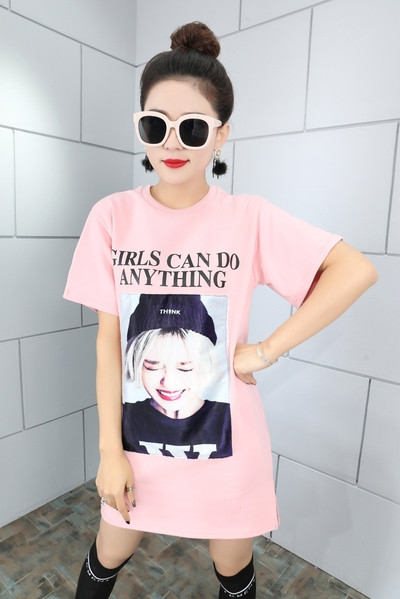Tricou de damă freestyle cu imprimeu și inscripție în mai multe culori