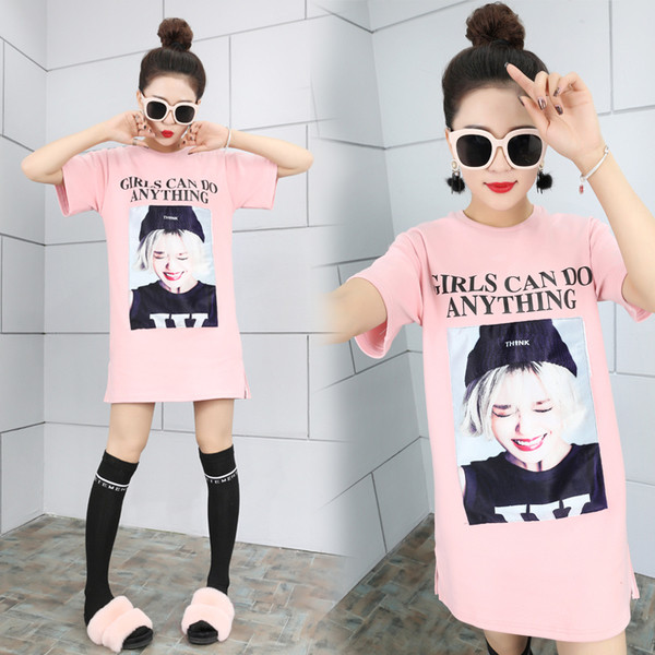 Αθλητικό γυναικείο μπλουζάκι σε χαλαρό στιλ με εκτύπωση και επιγραφή σε διάφορα χρώματα