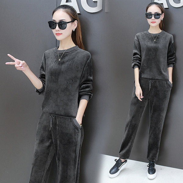 Γυναικείο αθλητικό-καθημερινό βελούδινο σύνολο δύο μερών σε δύο χρώματα