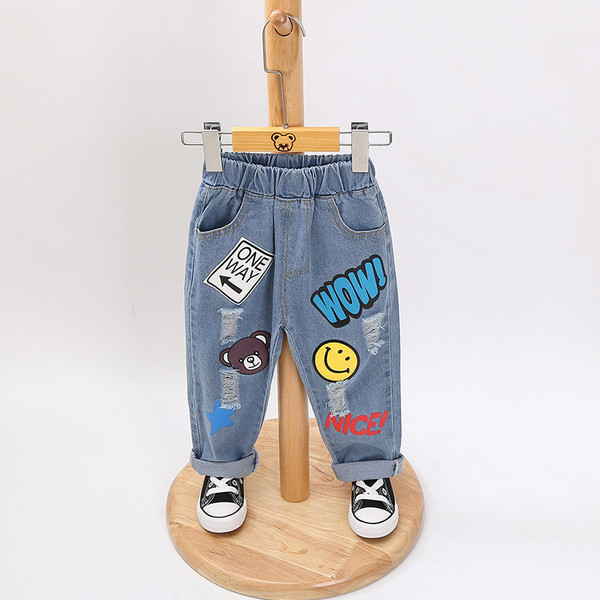 Μοντέρνα παιδικά τζιν για κορίτσια και αγόρια με ενδιαφέρουσες εφαρμογές