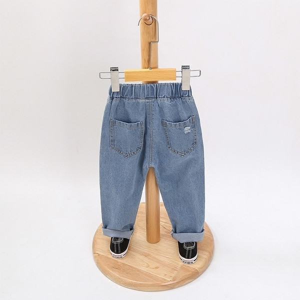 Μοντέρνα παιδικά τζιν για κορίτσια και αγόρια με ενδιαφέρουσες εφαρμογές