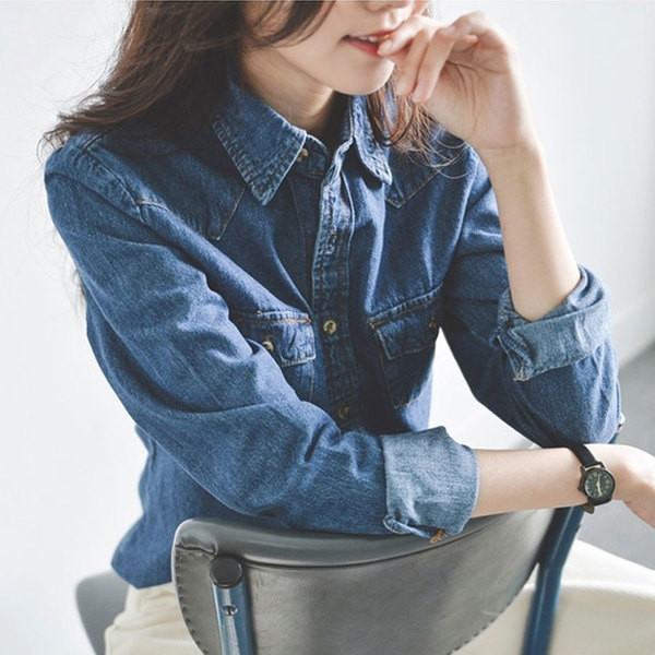 Αθλητικό κομψό γυναικείο πουκάμισο σε εανοιχτό και σκούρο χρώμα