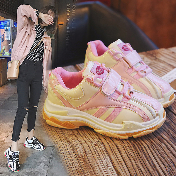 Κομψά γυναικεία παπούτσια με μαύρα και ροζ χρώμα με λουράκια βελκρό