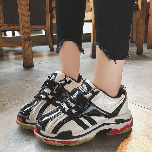 Κομψά γυναικεία παπούτσια με μαύρα και ροζ χρώμα με λουράκια βελκρό