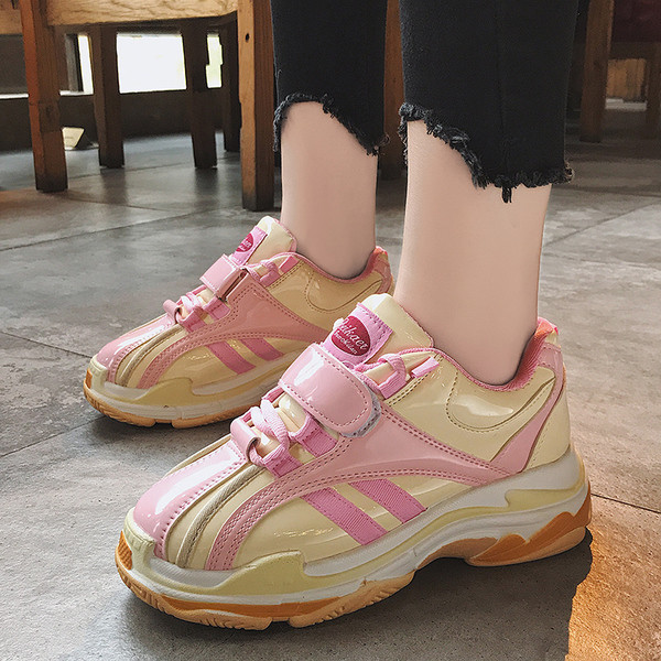 Κομψά γυναικεία παπούτσια με μαύρα και ροζ χρώμα με λουράκια βελκρό