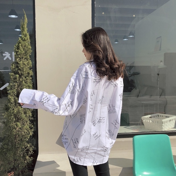 Σπορ-κομψό γυναικείο πουκάμισο με κολάρο σε σχήμα V και δίχρωμες επιγραφές