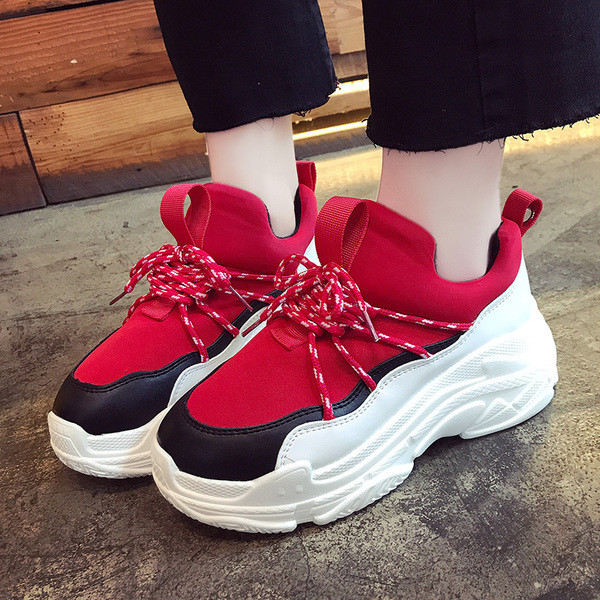 Αθλητικά άνετα γυναικεία παπούτσια σε μαύρο και κόκκινο χρώμα