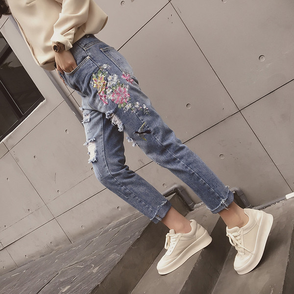 Γυναικεία τζιν με ψηλή μέση και με  σχισμένα στοιχεία και όμορφα κεντήματα