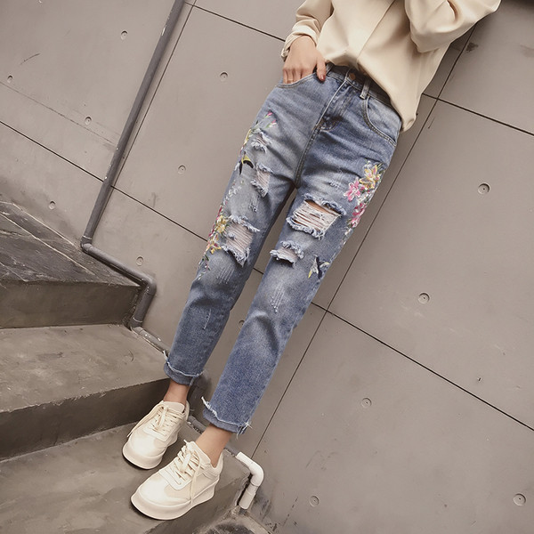 Γυναικεία τζιν με ψηλή μέση και με  σχισμένα στοιχεία και όμορφα κεντήματα