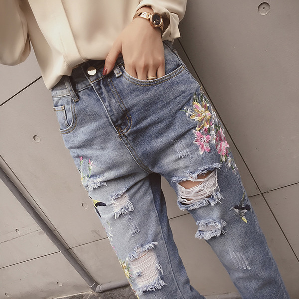 Γυναικεία τζιν με ψηλή μέση και με  σχισμένα στοιχεία και όμορφα κεντήματα