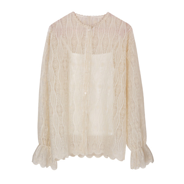 Απαλή γυναικεία μπλούζα σε ελαφρό στυλ με φαρδιά και ενδιαφέρον μανίκια