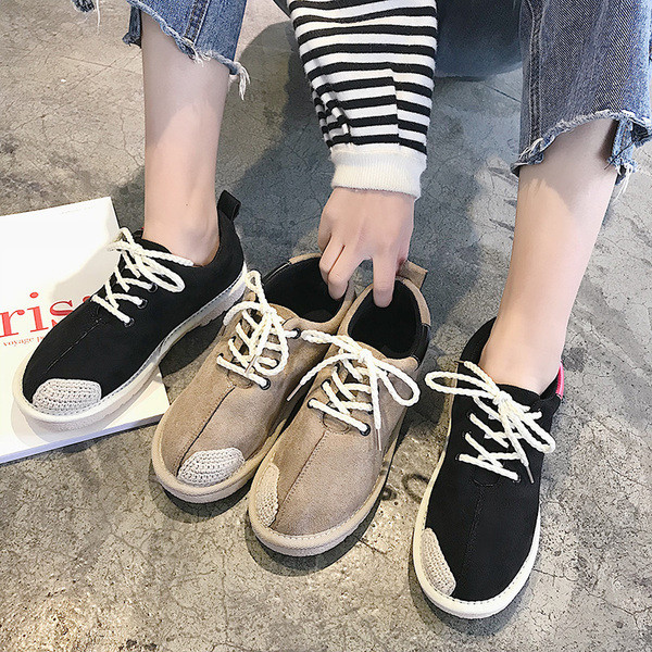 Κομψά γυναικεία παπούτσια με επίπεδη σόλα σε δύο χρώματα