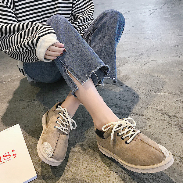 Κομψά γυναικεία παπούτσια με επίπεδη σόλα σε δύο χρώματα