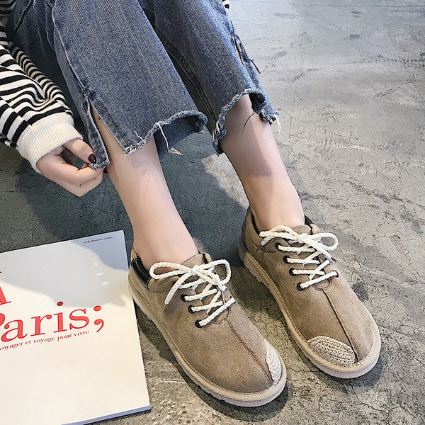 Κομψά γυναικεία παπούτσια με επίπεδη σόλα σε δύο χρώματα