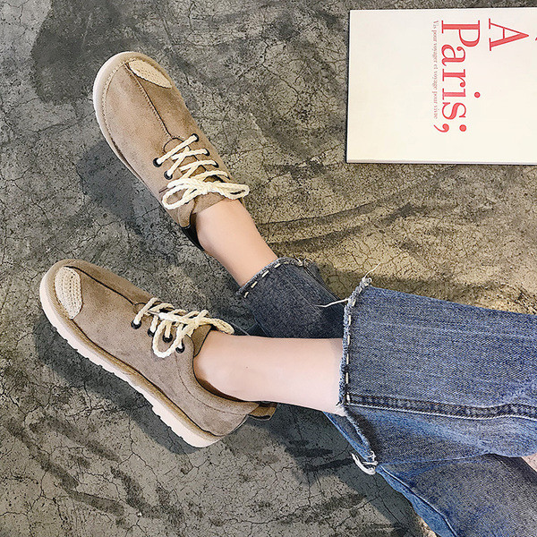 Κομψά γυναικεία παπούτσια με επίπεδη σόλα σε δύο χρώματα