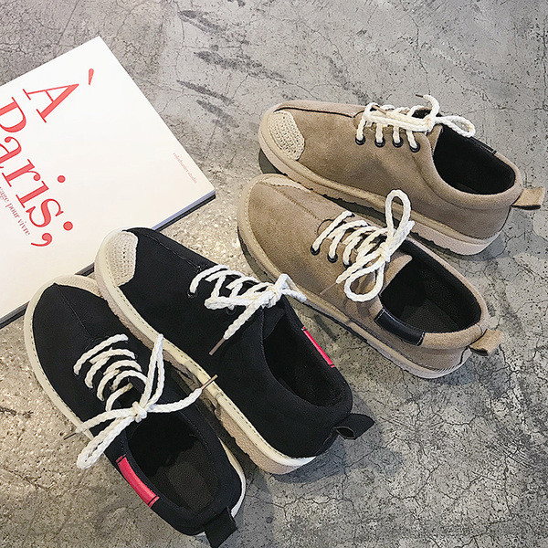 Κομψά γυναικεία παπούτσια με επίπεδη σόλα σε δύο χρώματα