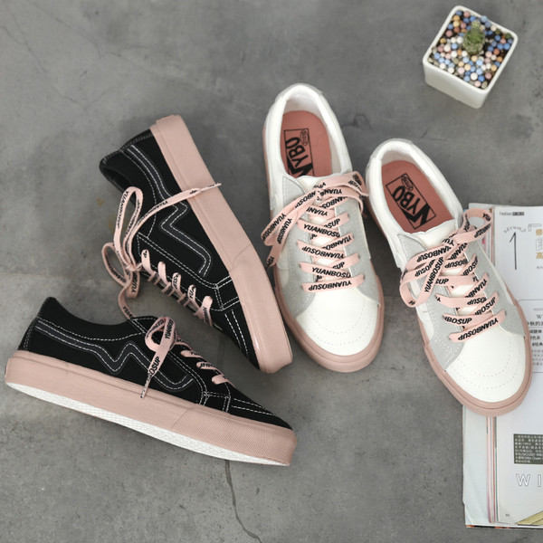 Καθημερινά γυναικεία αθλητικά παπούτσια για τρέξιμο με επίπεδη σόλα σε δύο χρώματα