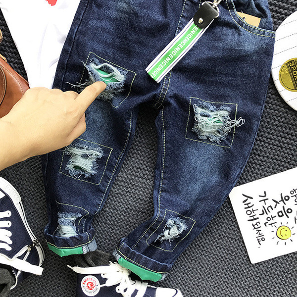 Αθλητικά-κομψά παιδικά τζιν για αγόρια με σκίσματα