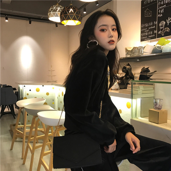 Σύγχρονη γυναικεία μπλούζα σε ελαφρό στυλ με κορσέδες σε δύο χρώματα